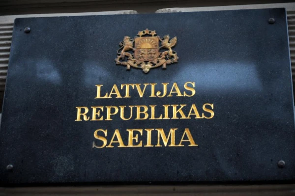 Изображение к статье: Вывеска на здании латвийского парламента