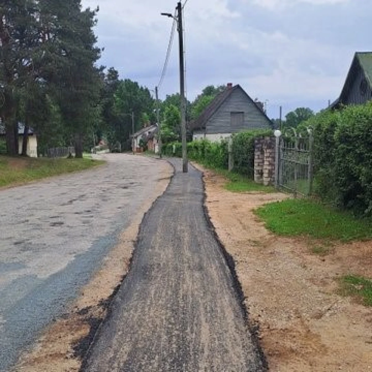 Изображение к статье: криво уложенная асфальтовая дорожка