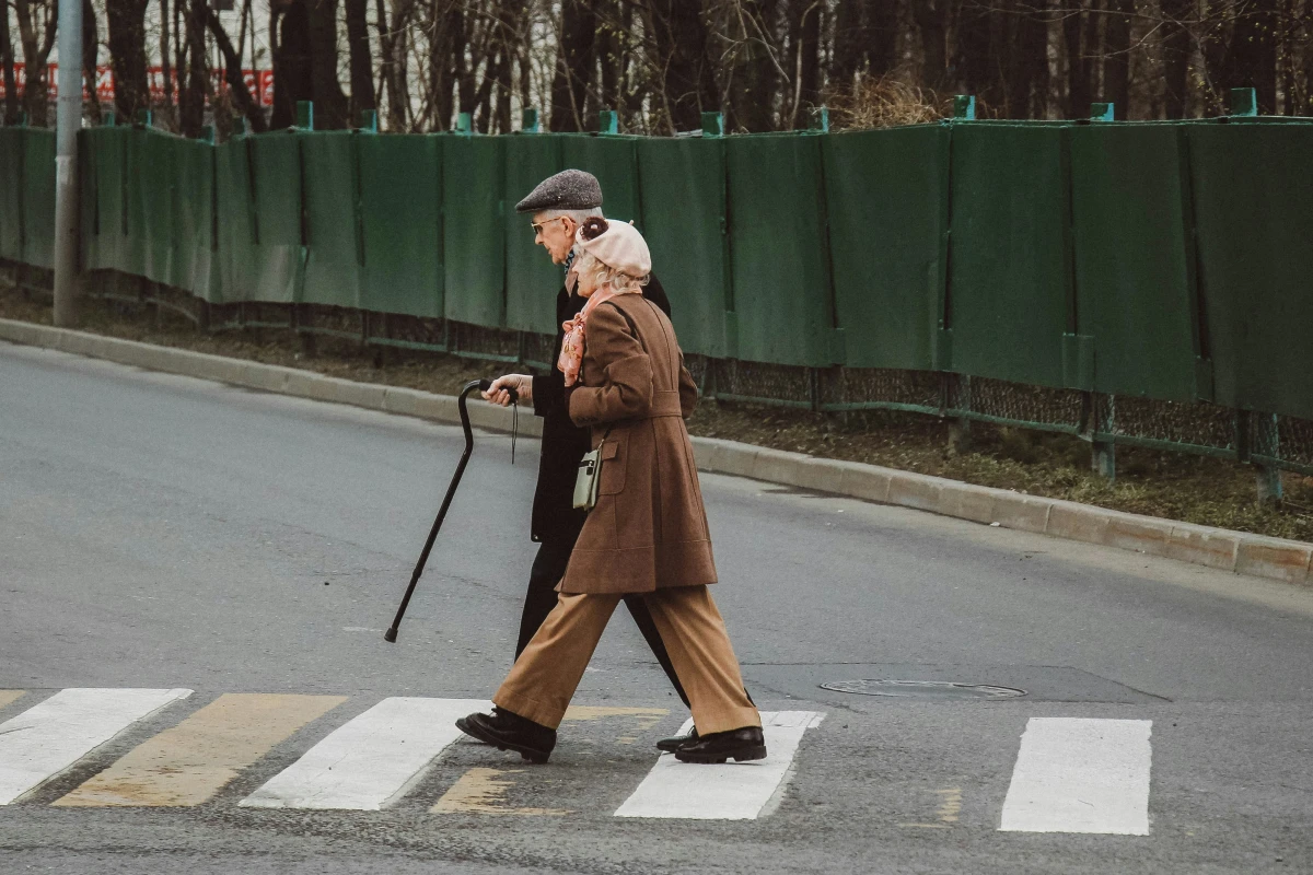 Изображение к статье: Пожилая пара идет по улице