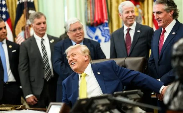 Изображение к статье: Дональд Трамп среди соратников
