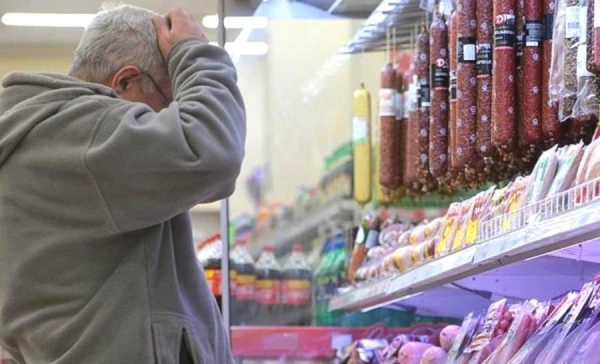 Изображение к статье: Покупатель в магазине рассматривает товар