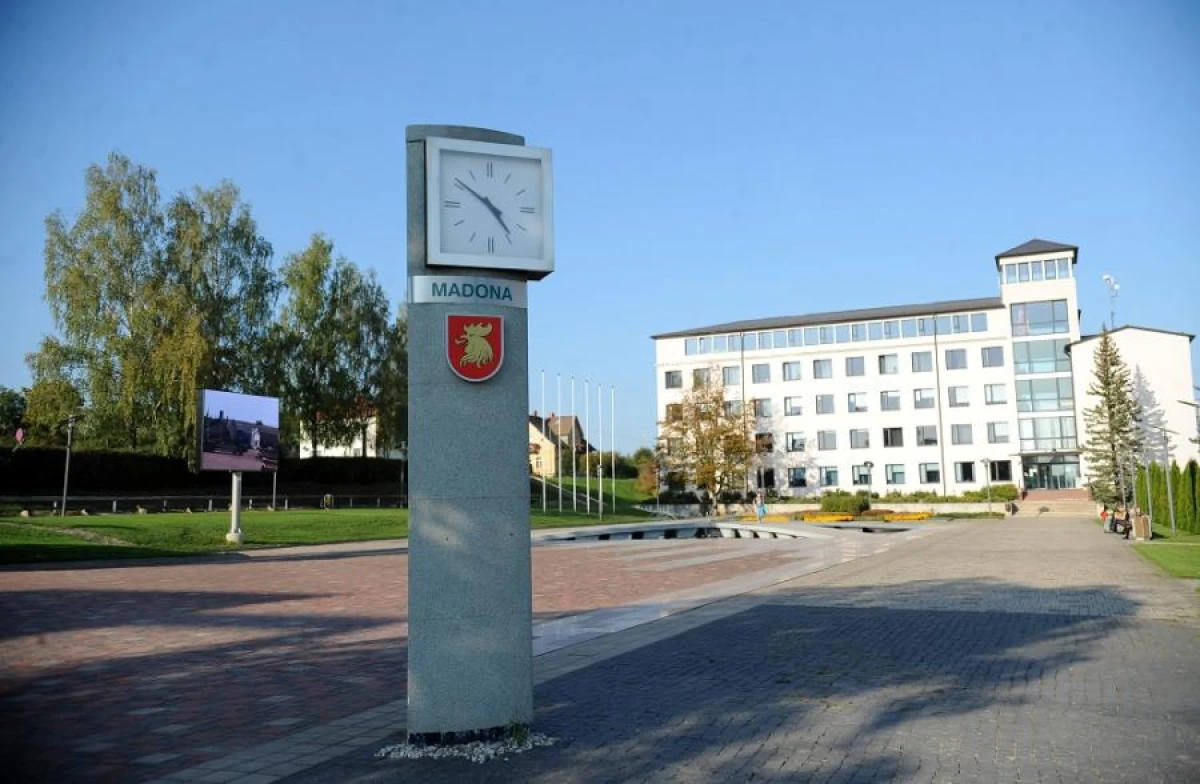 Изображение к статье: Куклы украшающие городскую среду
