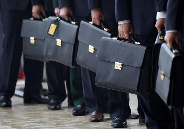 Изображение к статье: Люди с портфелями в руках
