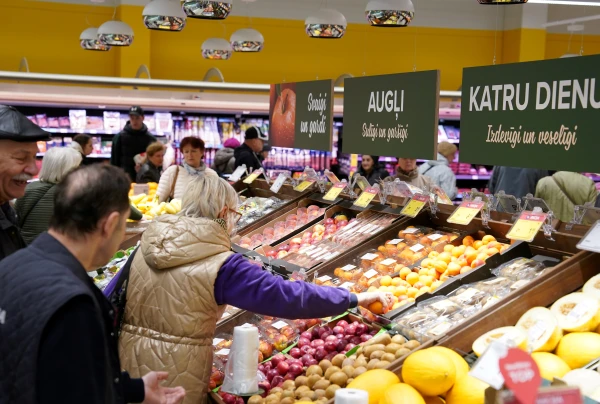 Изображение к статье: Рижане следят за скидками на продукты.