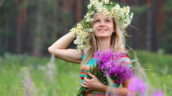 девушка в венке