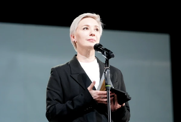 Изображение к статье: После Латвии — Бостон: Чулпан Хаматова играет в новом спектакле