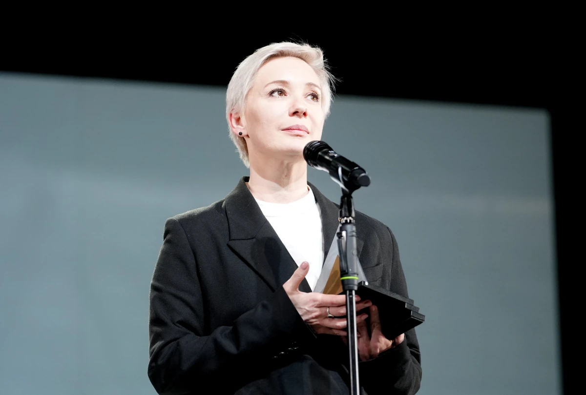 Изображение к статье: После Латвии — Бостон: Чулпан Хаматова играет в новом спектакле