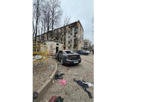 Изображение к статье: Последствия обстрела жилого квартала Харькова.