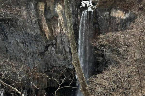 Впечатляющие водопады.