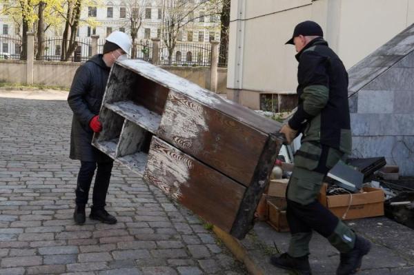 В Латвии во время республиканского субботника нашли 40 телевизоров и противогаз