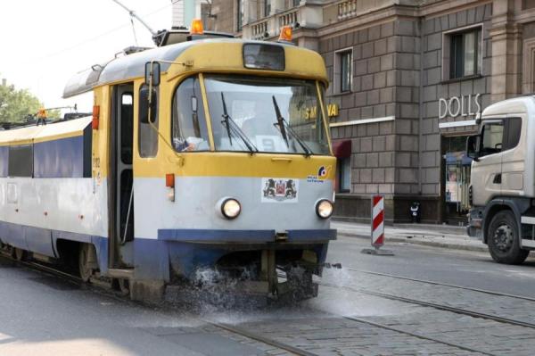 Изображение к статье: Борясь с жарой, в Риге начали поливать улицы