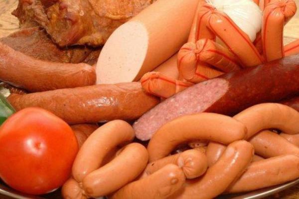 Почему колбаса становится липкой и что будет, если съесть такой продукт?