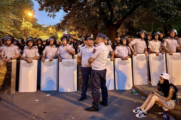 Силовики применяют спецсредства против демонстрантов.