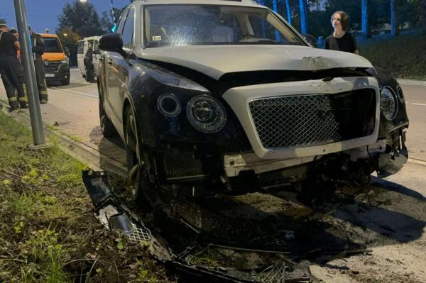 Пьяный водитель в Сигулде разбил «Bentley» за 100 тысяч евро