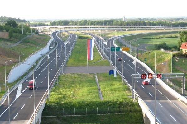 Республика Сербская обладает современными автомагистралями.