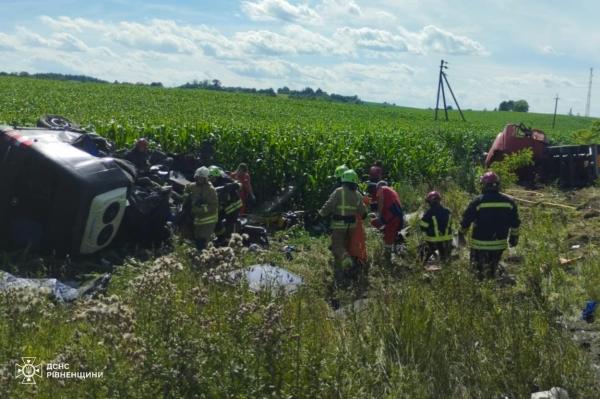 Под Ровно маршрутка попала в аварию: 14 погибших