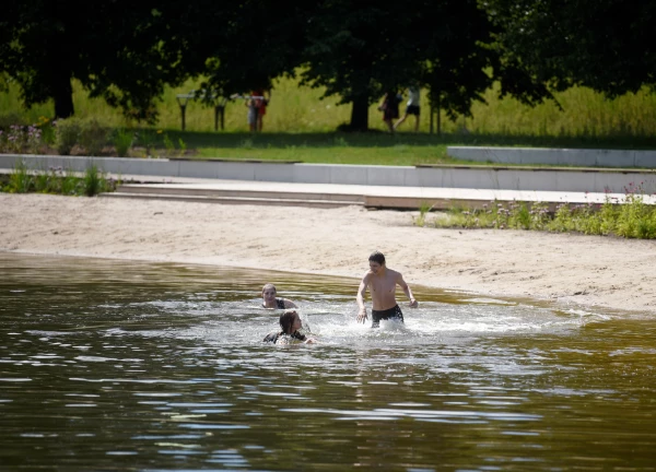 Температура воды во многих реках и озерах превышает 20 градусов