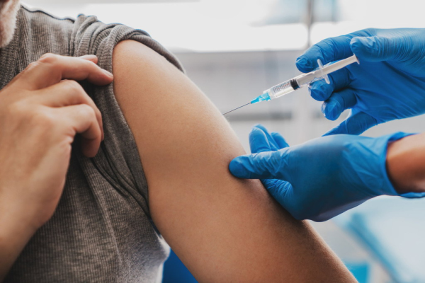 В Латвии продолжают выплачивать компенсации жертвам вакцинации против COVID-19