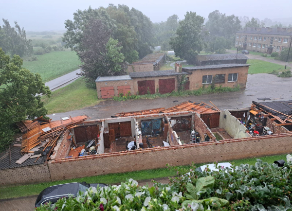 Бауска постепенно восстанавливается после урагана. Жители начинают просить о помощи (+ФОТО)
