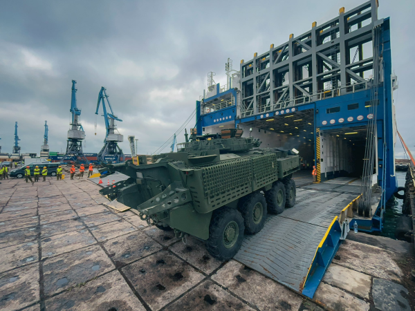 Латвия получила партию военного оборудования от Канады