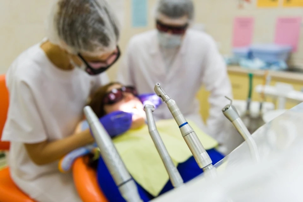 Одной пенсии хватило на четыре зуба: стоматологи не добры к беднякам Латвии