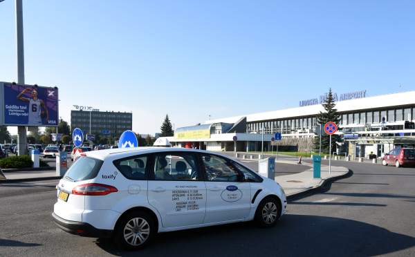 Эксперимент в аэропорту провалился: мало желающих кататься на такси за 33 евро
