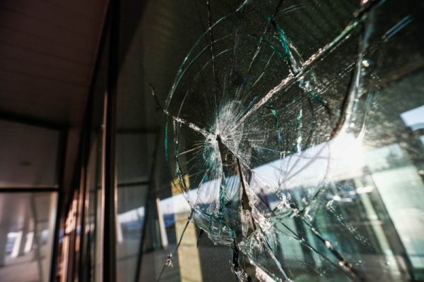 Юные грабители в Риге разбили витрину и залезли в магазин