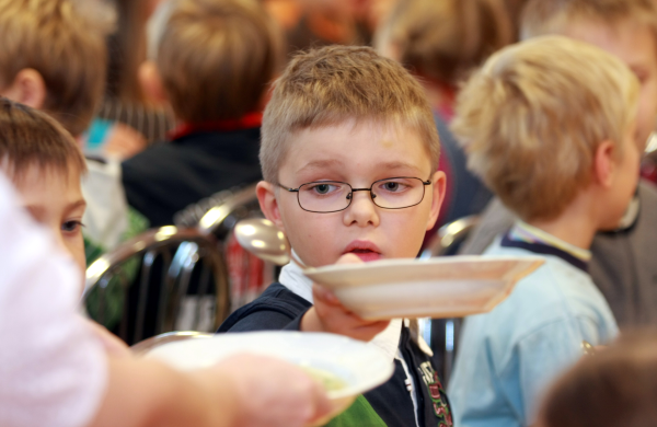 ЕС не докладывает детям денег: Брюссель сэкономит на питании школьников Латвии