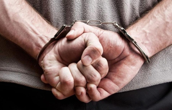 Задержан мужчина за продажу наркотиков детям у привокзальной площади и в Пурвциемсе