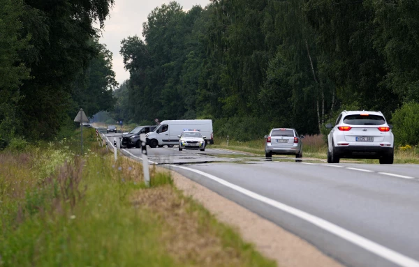 Аудит: смертельным авариям по дороге в Лиепаю способствовала нескошенная трава