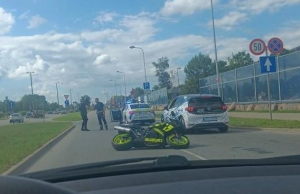 ЧП на ралли: в полицейскую машину, сопровождавшую гонщиков в Риге, «влетел» мотоцикл