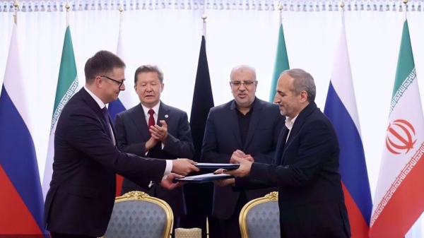 В присутствии Алексея Миллера (слева в центре) и Джавада Оуджи (в центре справа) бюрократы из «Газпрома» и Иранской национальной газовой компании обменялись бессмысленными документами.