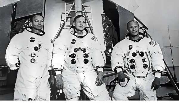 Члены экипажа космического корабля "Аполлон-11" (слева направо) Майкл Коллинз, Нил Армстронг (командир корабля) и Эдвин Олдрин.