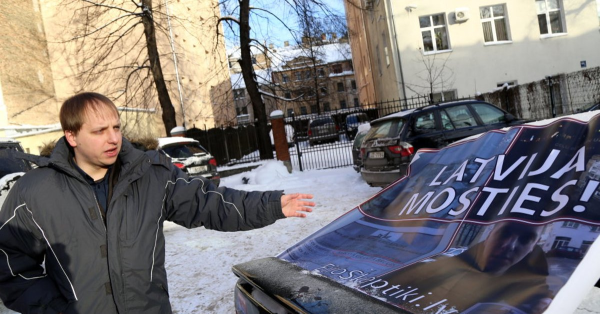Бежавшим из Латвии в РФ на сапборде мужчиной оказался известный «Антифашист» Букайнс