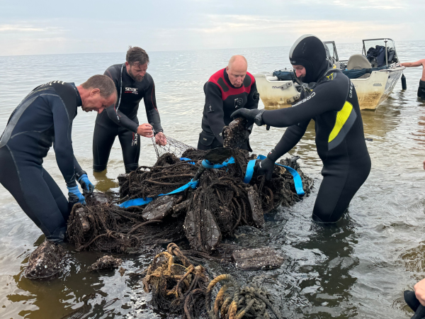 Латвийские дайверы вытащили из моря трехтонную «сеть-призрак»