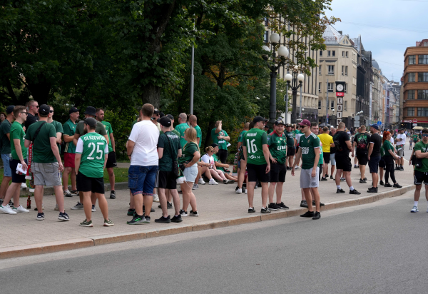 Польские болельщики дошли до центра Риги.