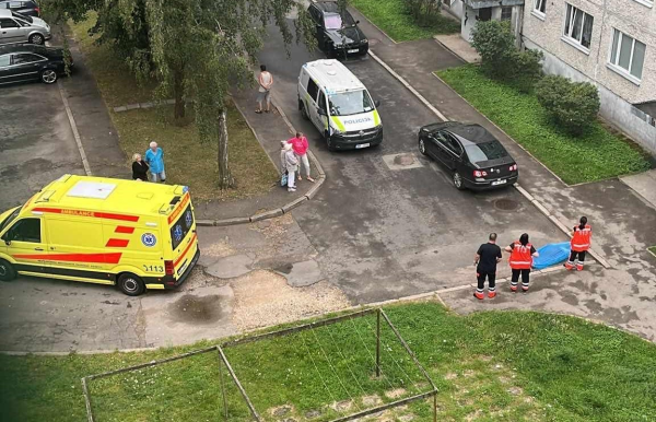 ЧП в Риге: упав из окна многоэтажки насмерть разбился 18-летний парень