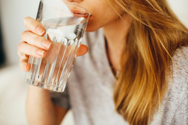 Когда пить воду становится вредно: ответ диетолога