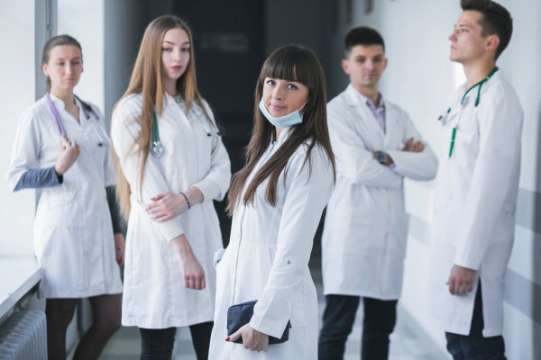 Исцелись сам: почему Латвия отказывается от будущих студентов-медиков