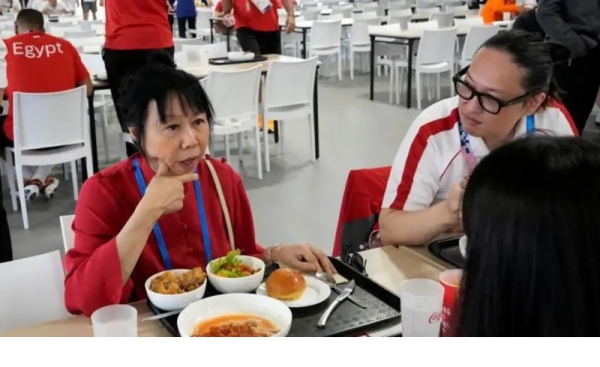 Азиатская участница игр, отведав блюдо, не может понять, что это было.