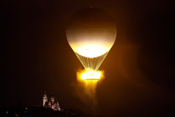 В течение Олимпийских игр воздушный шар будет освещать небо над Парижем.