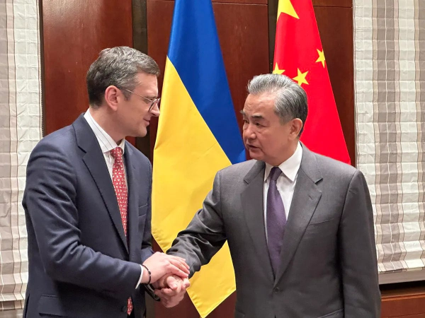 Министры иностранных дел - Украины Дмитро Кулеба и Китая Ван И.