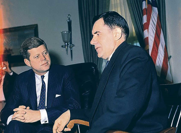 В трудном диалоге с Джоном Кеннеди удалось разблокировать Карибский кризис.