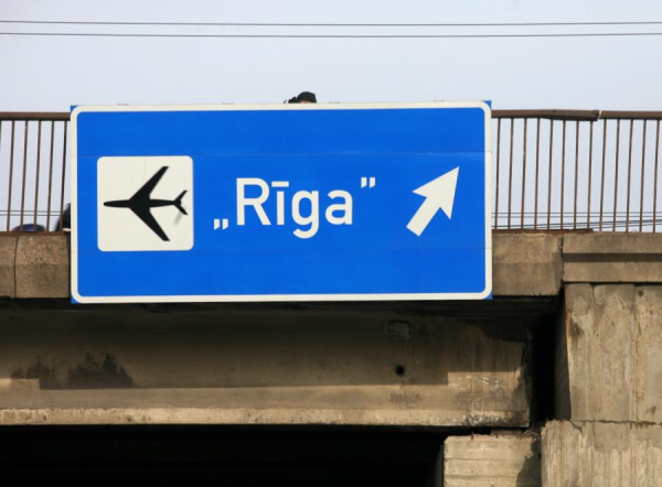 В Рижском аэропорту растет число рейсов, задерживающихся из-за бури (ВИДЕО)