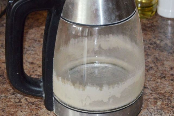Как быстро очистить чайник от накипи домашними средствами?