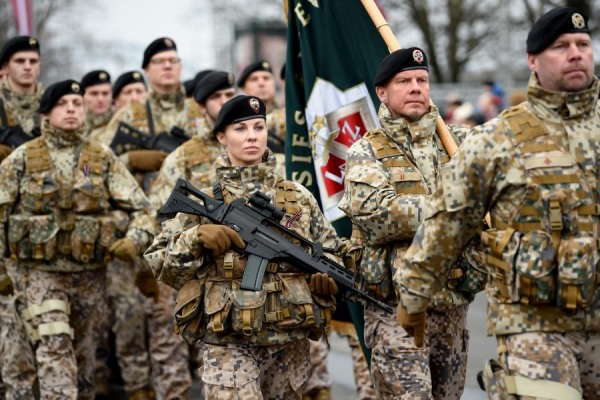 Глава НВС выступил за обязательную службу в армии женщин