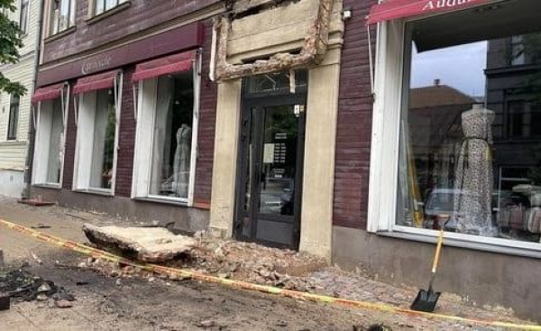 В центре Риги рухнул висящий над входом магазин балкон