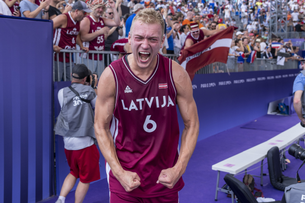 Драматическая пятая победа латвийских баскетболистов в Париже