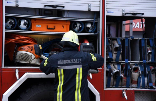 Сильный пожар в девятиэтажке в Риге; один человек умер