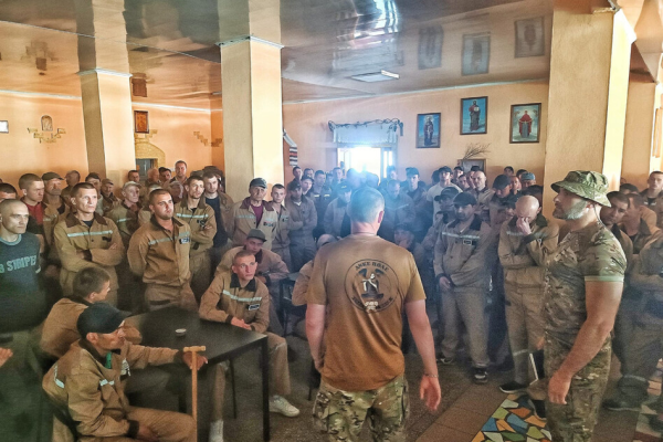 Бойцы отдельного 1-го штурмового батальона имени Дмитра Коцюбайла "Да Винчи" агитируют арестантов в одной из колоний Украины вступать в ВСУ.